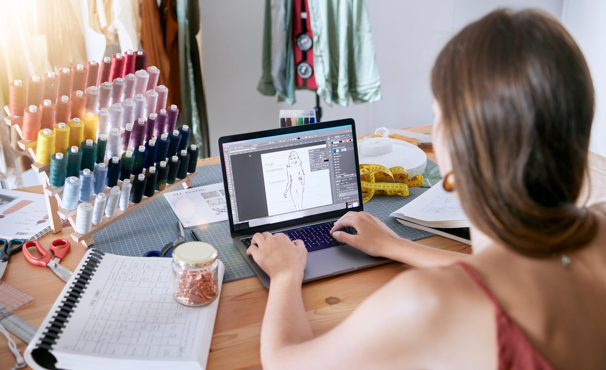 Workspace con campioni di ricamo e laptop